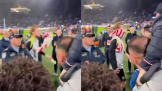 ¡Aficionados del Porto le lanzaron una camiseta del Atlético de Madrid a Hjulmand!