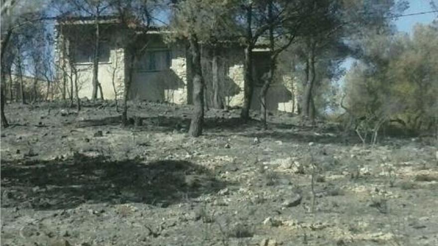 Casa arrasada por la llamas en el término de Pedralba.