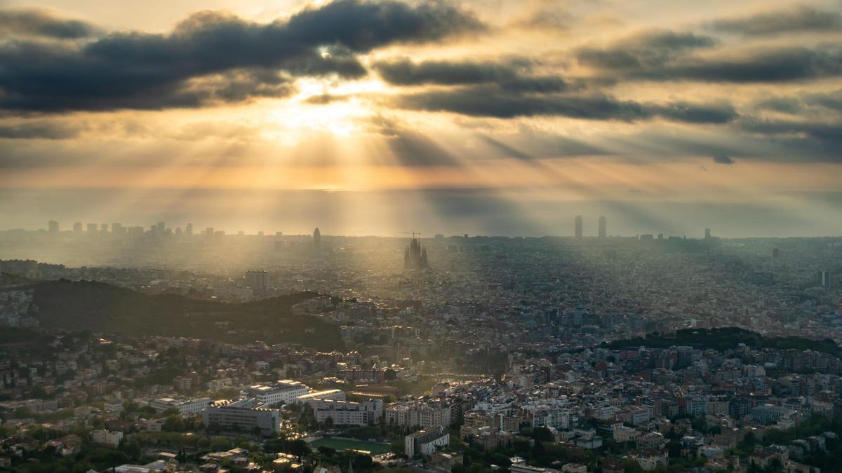 Nubes bajas y rayos crepusculares en Barcelona, el 18 de octubre del 2023