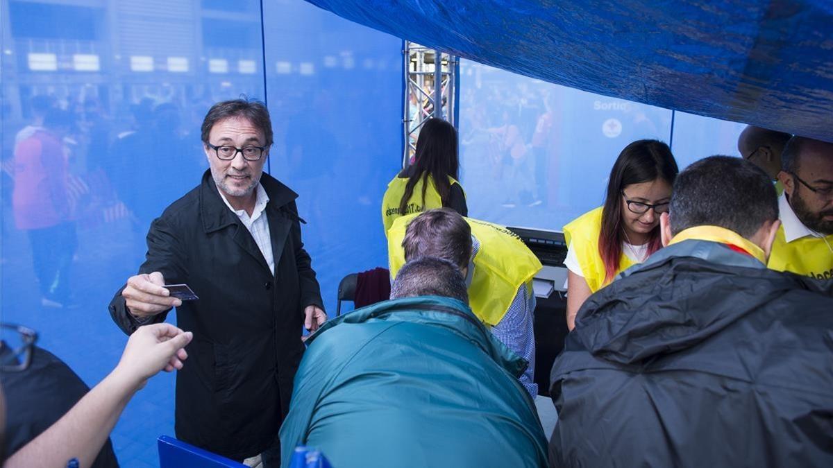 Agustí Benedito, recogiendo firmas contra la junta de Bartomeu.