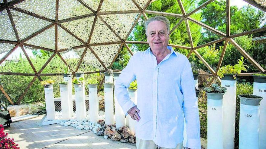 El impulsor de BiBo junto a una de las atracciones estrella del parque: el piano vegetal. | VICENT MARÍ