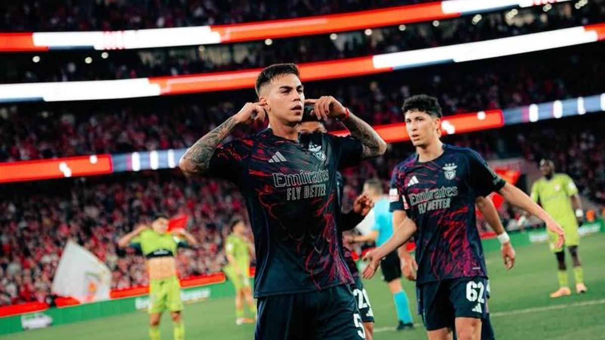 Enzo Barrenechea con la camiseta de Benfica