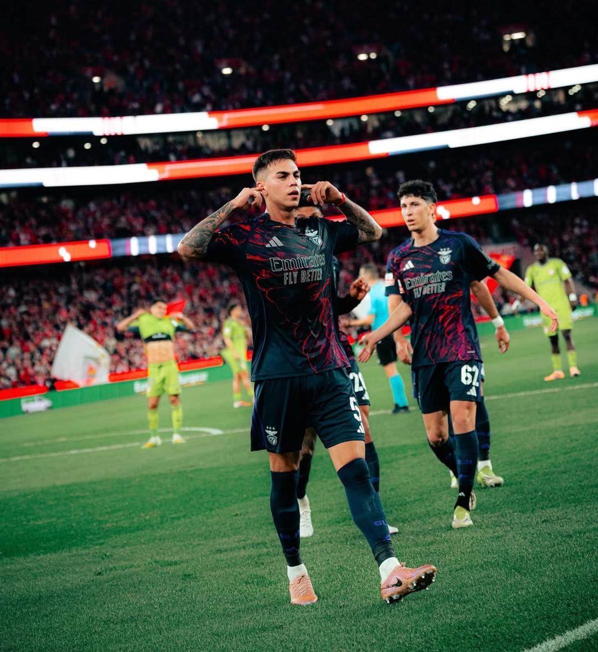 Enzo Barrenechea con la camiseta de Benfica
