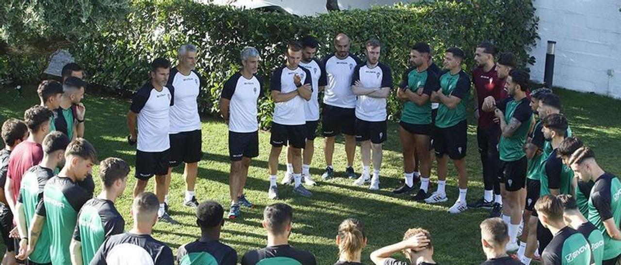 La plantilla del Córdoba CF se reúne en torno al cuerpo técnico antes de iniciar la sesión en Always On.