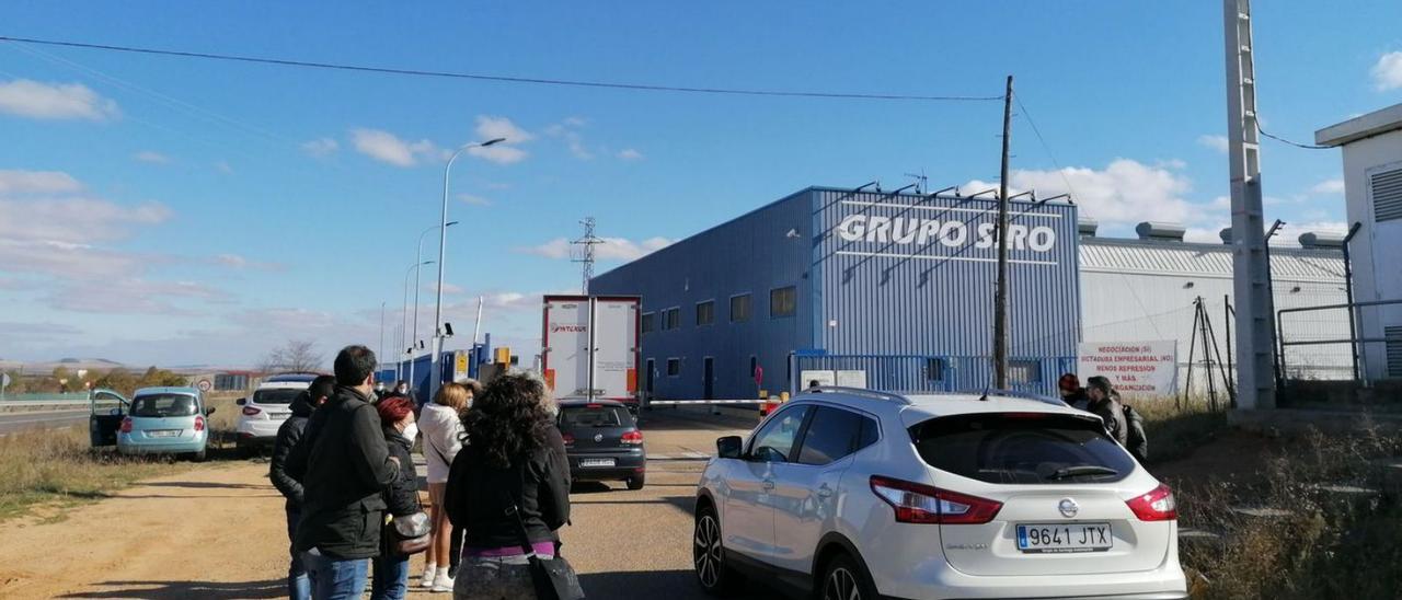 Trabajadores acceden a las instalaciones de la fábrica del grupo Siro en Toro. | M. J. C.