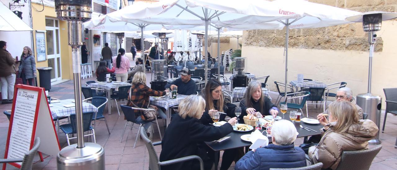 Clientes almuerzan en una terraza instalada en San Miguel, en una imagen de archivo.