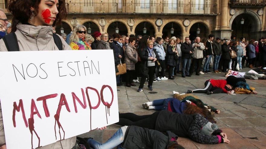 Estudiantes de la facultad donde estudió Laura Luelmo hacen una &#039;performance&#039; en Salamanca