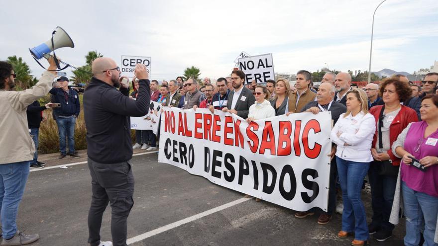 Los sindicatos llegan a un preacuerdo con Sabic: menos despidos a cambio de prejubilaciones