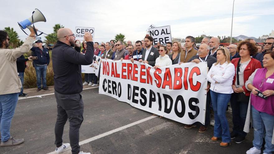Concentración de trabajadores de Sabic y políticos junto a la factoría de La Aljorra
