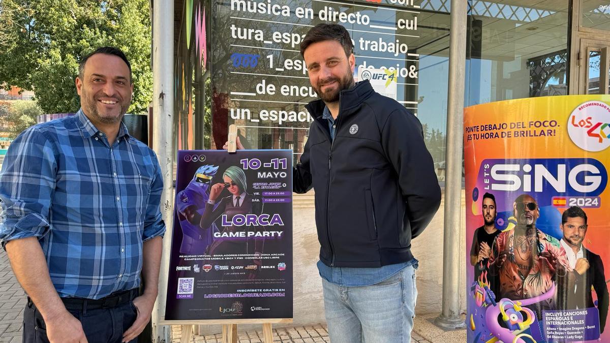 El edil Sánchez en la presentación del cartel del evento junto a uno de los organizadores.