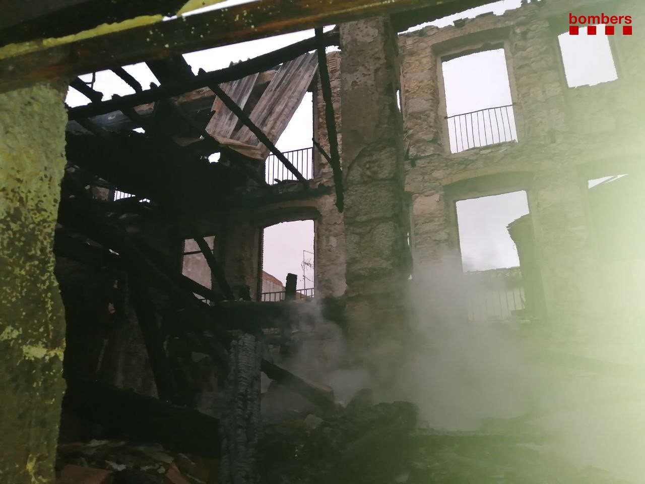 Incendi en un edifici de la Jonquera