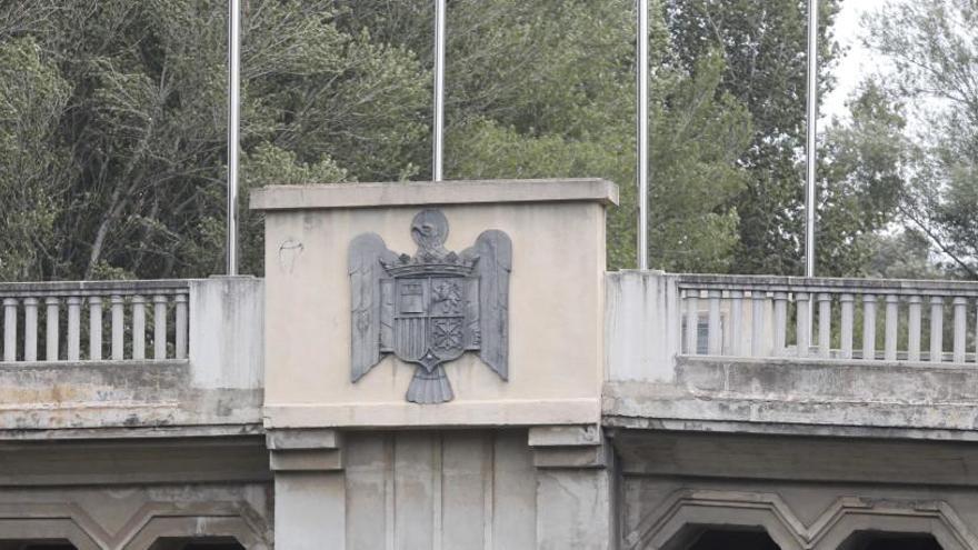 Símbol franquista en un pont de Sarrià de Ter