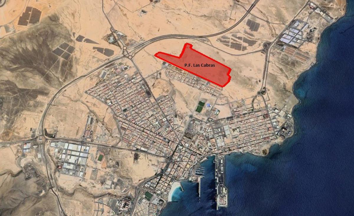 En rojo, suelo donde se pretende ubicar el Parque Solar ‘Las Cabras’, junto al barrio de  Majada Marcial.