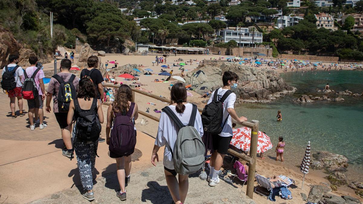 Turistes passejant pel camí de ronda, a Blanes