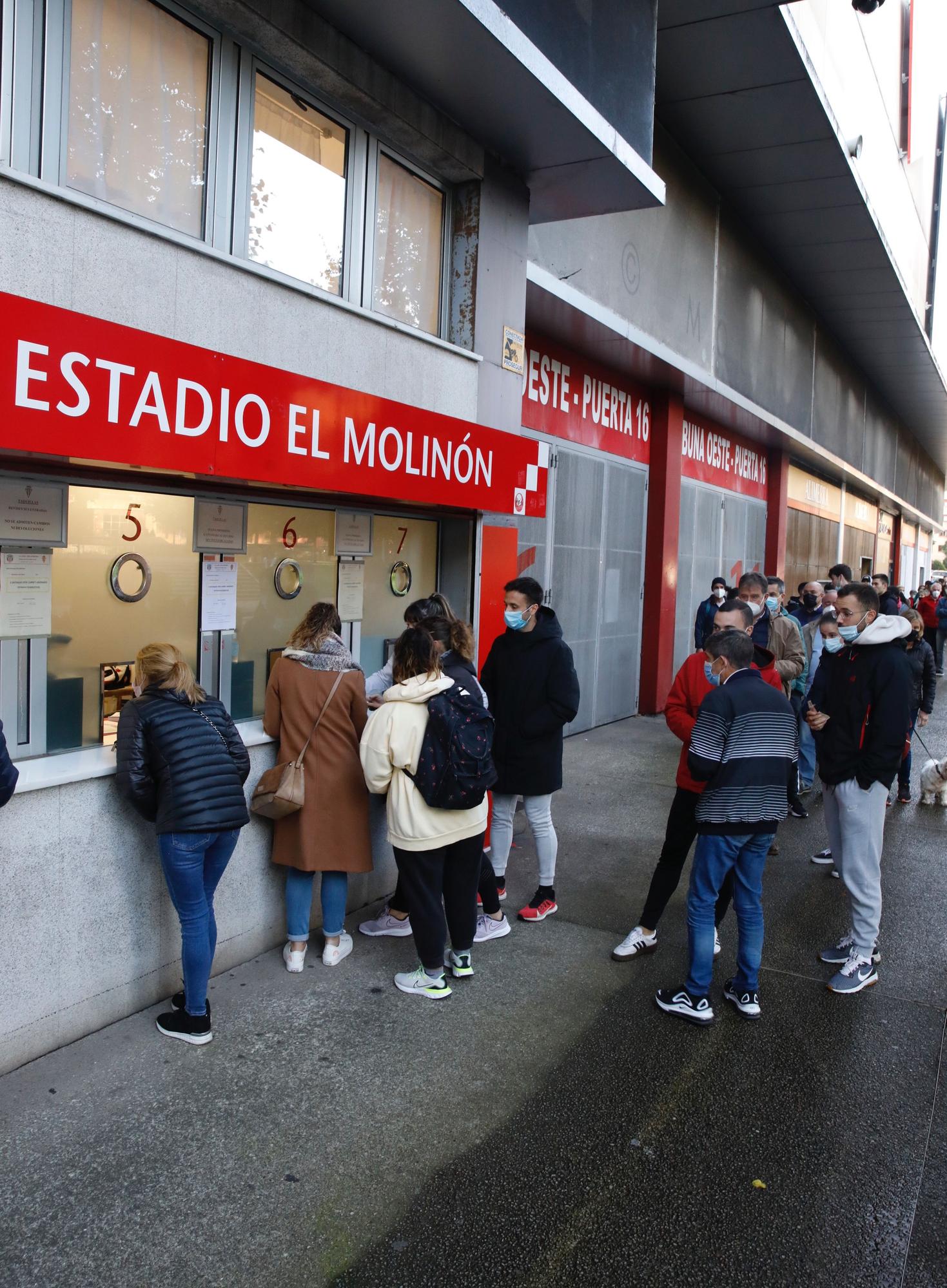 Colas en El Molinón para comprar las entradas para el partido ante el Lugo