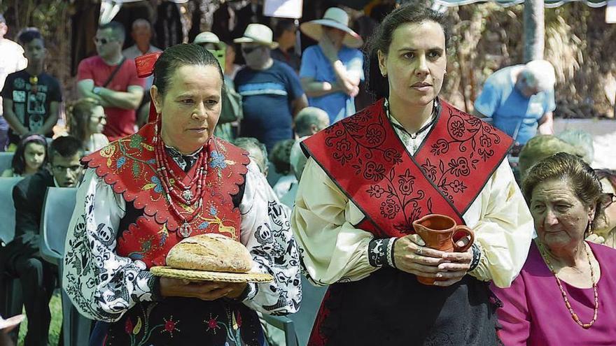 Ofrecimiento del pan y del vino durante la celebración religiosa de una anterior edición del Día de la Comarca.