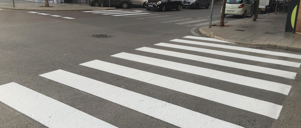 Los trabajos de pintura vial en la avenida de Madrid en Petrer.