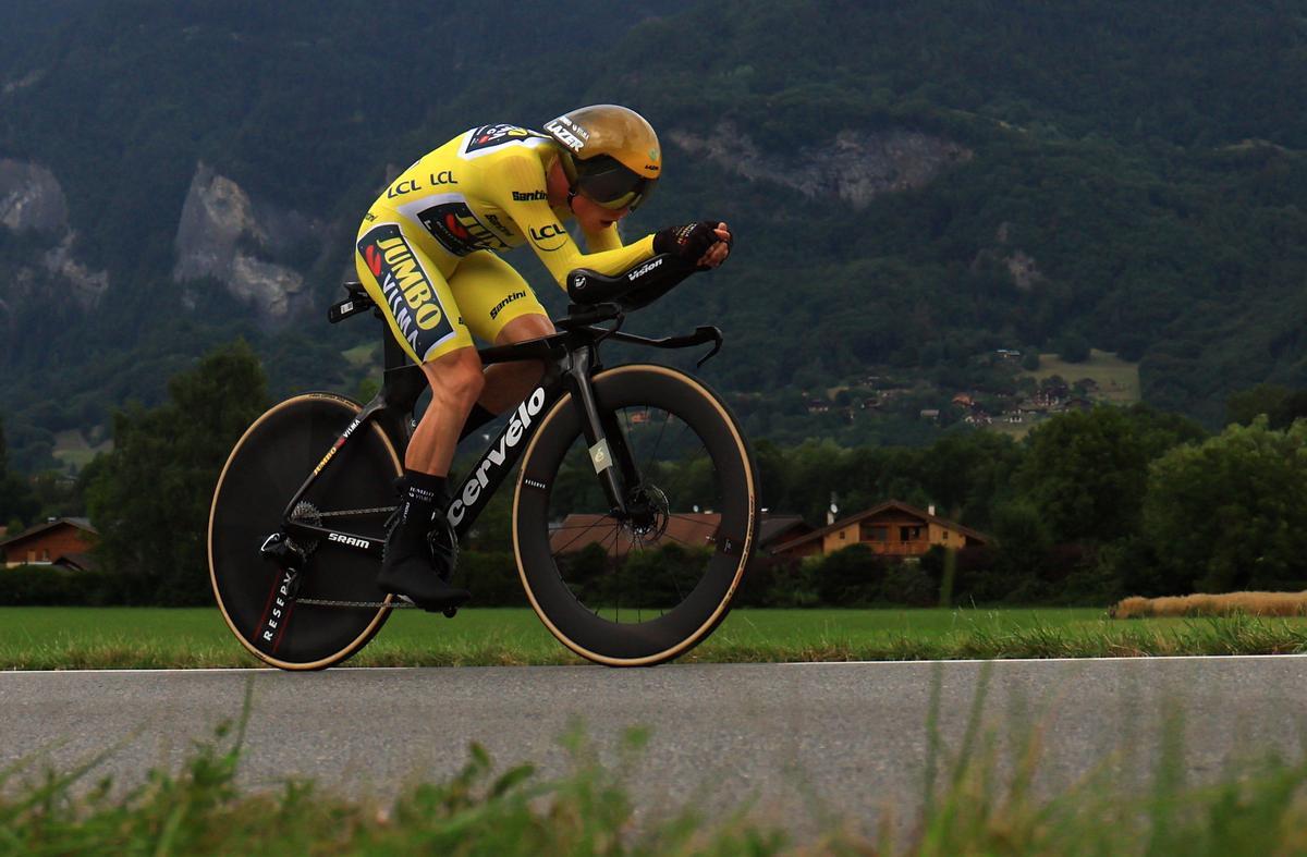 Combloux (France), 18/07/2023.- Danish rider Jonas Vingegaard of team Jumbo-Visma in action during the 16th stage of the Tour de France 2023, a 22.4kms individual time trial (ITT) from Passy to Combloux, France, 18 July 2023. (Ciclismo, Francia) EFE/EPA/MARTIN DIVISEK