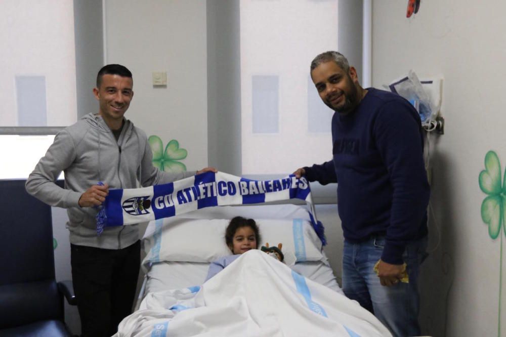 El Atlético Baleares visita la planta infantil del Hospital Son Llàtzer