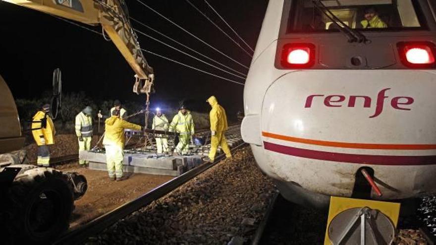 Obras nocturnas del tercer raíl en el tramo de Moncofa.