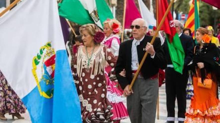 A la izquierda, un momento del desfile por el día de Andalucía en la Explanada. A la derecha, otro instante del concierto ante decenas de personas.