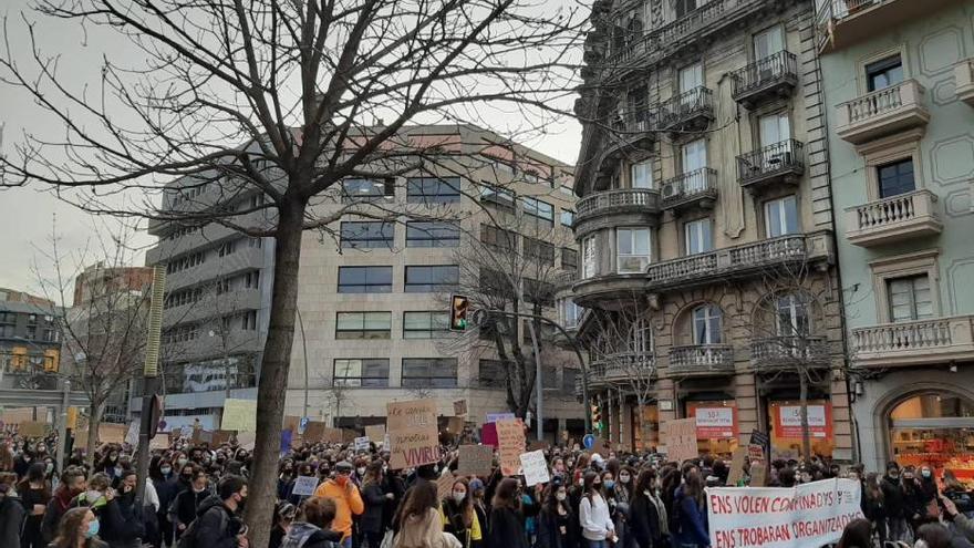 Centenars de persones marxen pel centre de Girona per commemorar el 8-M