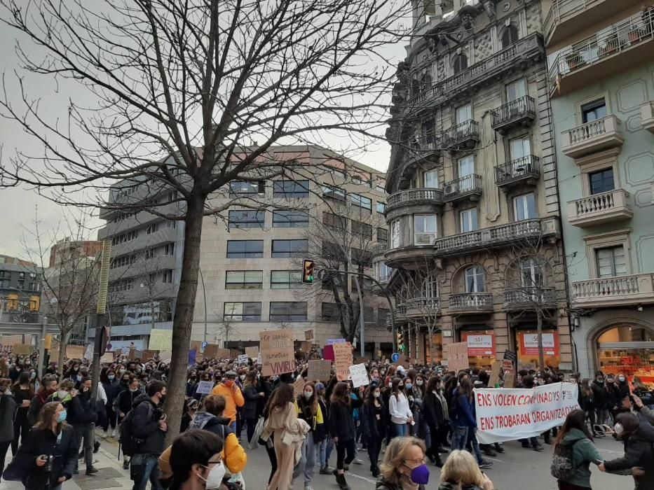 Centenars de persones marxen pel centre de Girona per commemorar el 8-M