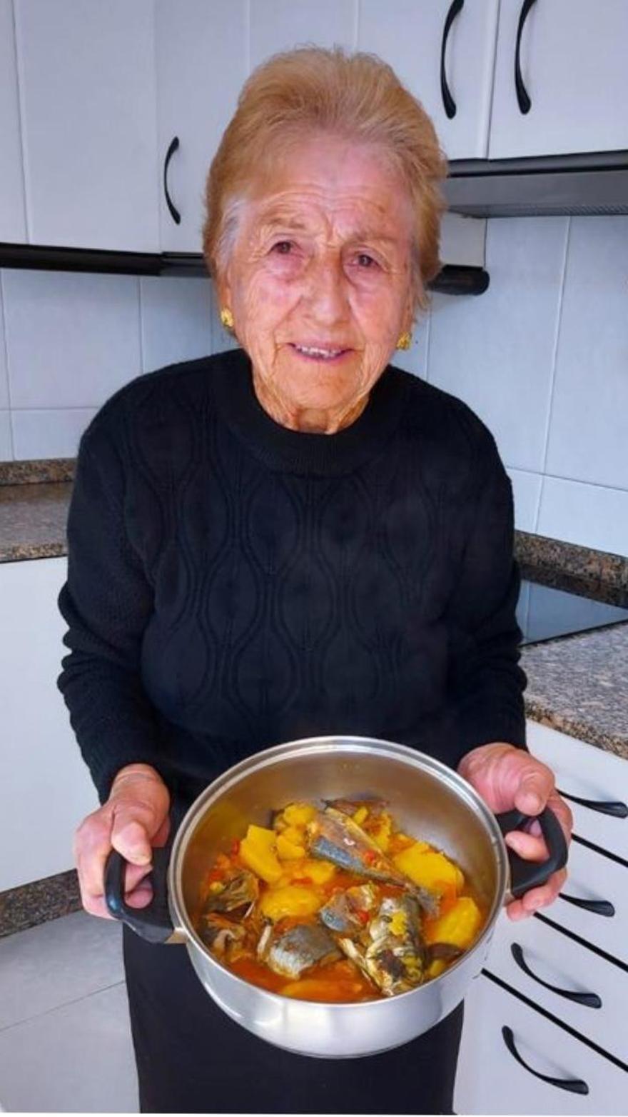 Laura González Rey y su xurelo guisado, en Panxón.