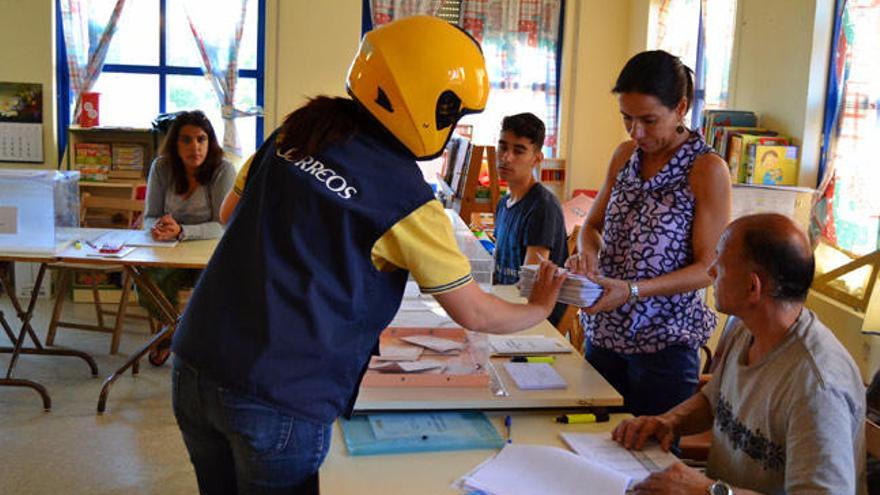 Un trabajador de Correos entregando los votos // S.G. C.