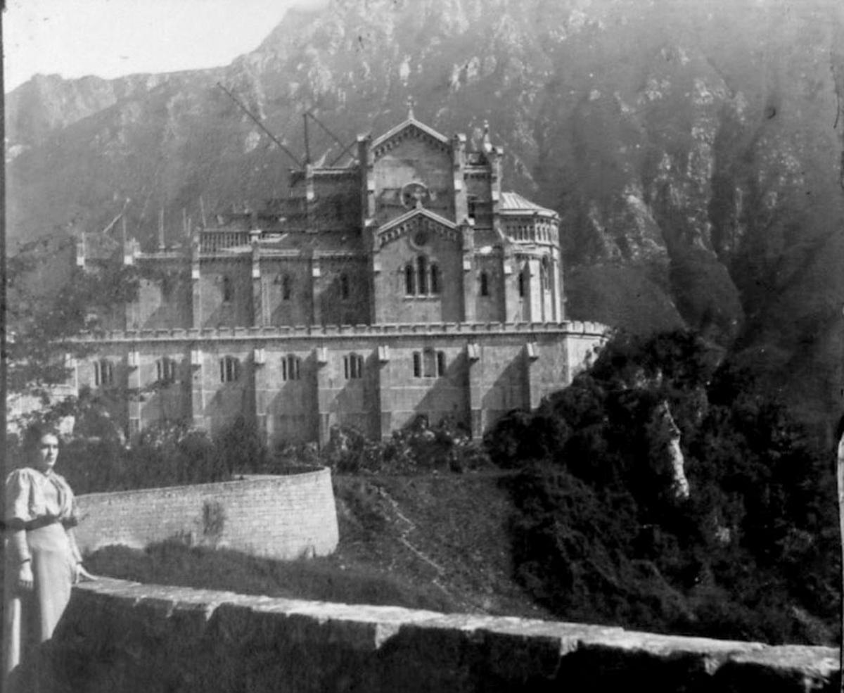 Doña Silveria, esposa de Ramón y Cajal, posando con la basílica de Covadonga en obras en una foto tomada por el científico