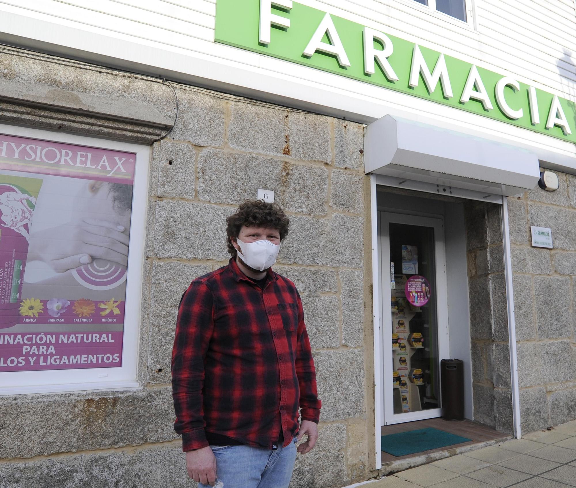 Pedro Patiño, en la farmacia de O Castro / Bernabé/Javier Lalín