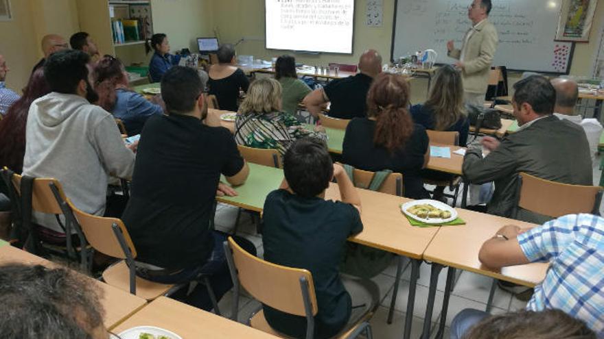Un profesor imparte una clase en un colegio.