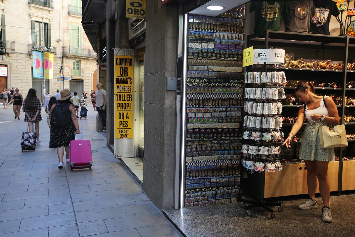 Donde había una zapatería en la calle de Cucurulla, que enlaza con Portal de l'Àngel, ahora hay suvenirs.