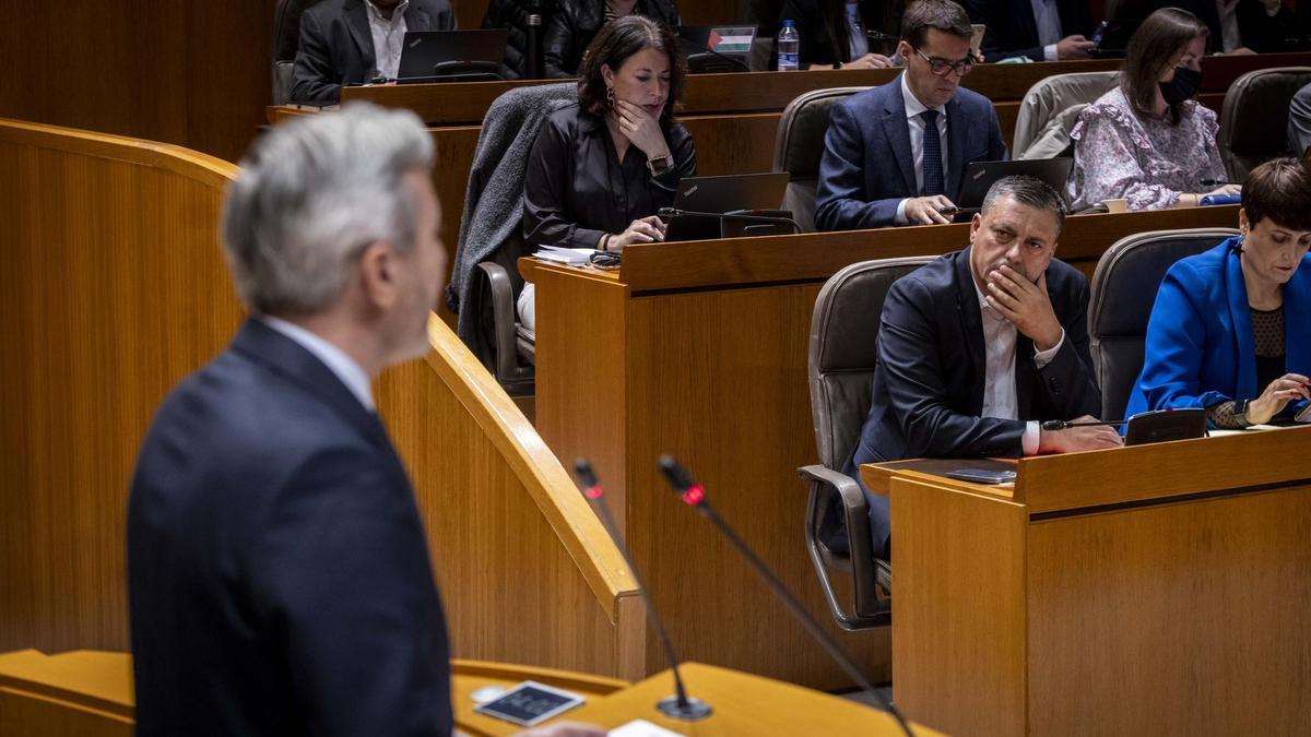 La bancada del PSOE, con Sabés y Soria en primera fila, en uno de los últimos plenos durante una intervención de Azcón.