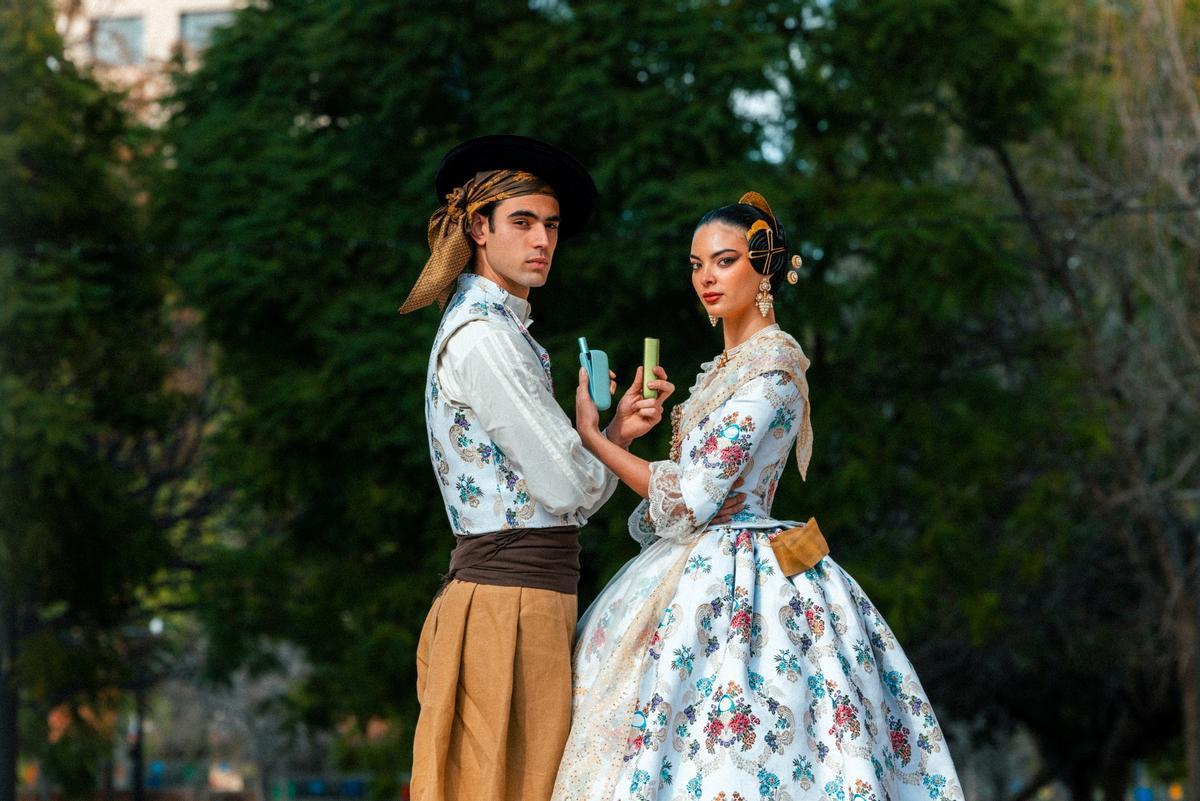 La marca ha diseñado desde cero un pattern exclusivo junto a la histórica fábrica Vives y Marí para confeccionar dos trajes tradicionales, elaborados artesanalmente por Espolín Amparo Gómez.