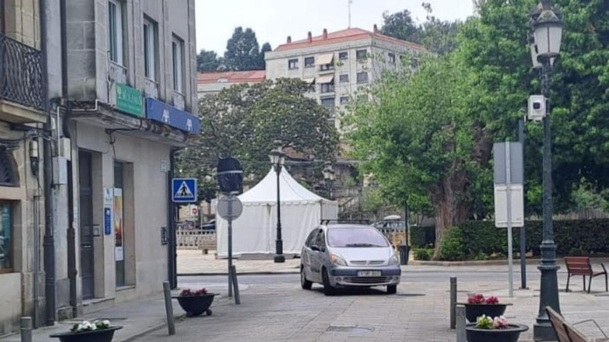 La cámara de control del tráfico instalada en la praza da Constitución, en la farola de la derecha.