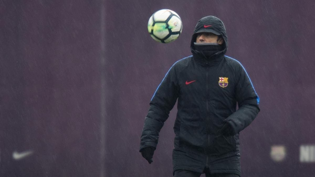 Ernesto Valverde dando toques al balón durante la sesión de entrenamiento.