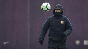 Ernesto Valverde dando toques al balón durante la sesión de entrenamiento.