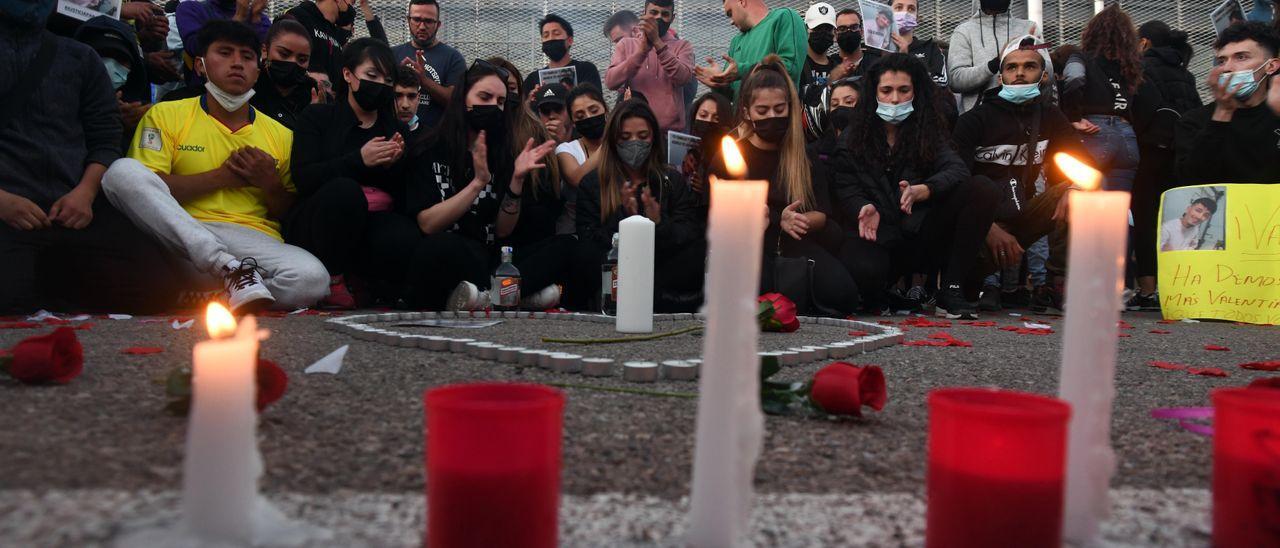 Allegados de Kevin se concentraron en Jumilla horas después de su muerte.