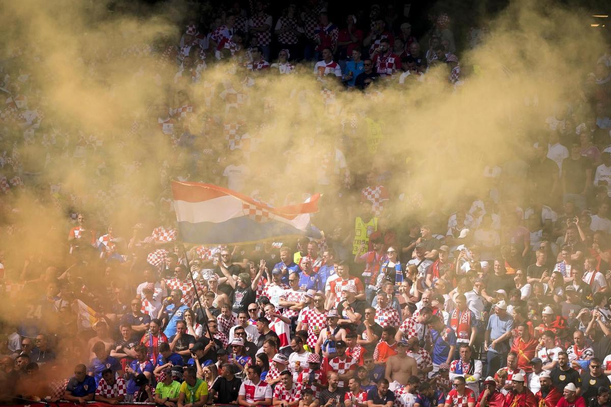 Bengala en el sector de los seguidores de Croacia durante el duelo frente a Albania de la Eurocopa.