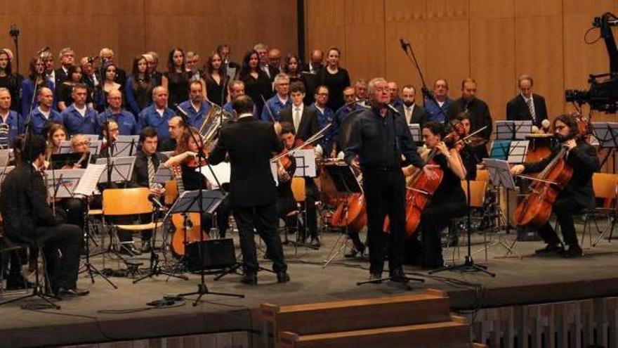 Víctor Manuel interpreta &quot;La Planta 14&quot; junto a la OCAS y los coros participantes en el concierto.