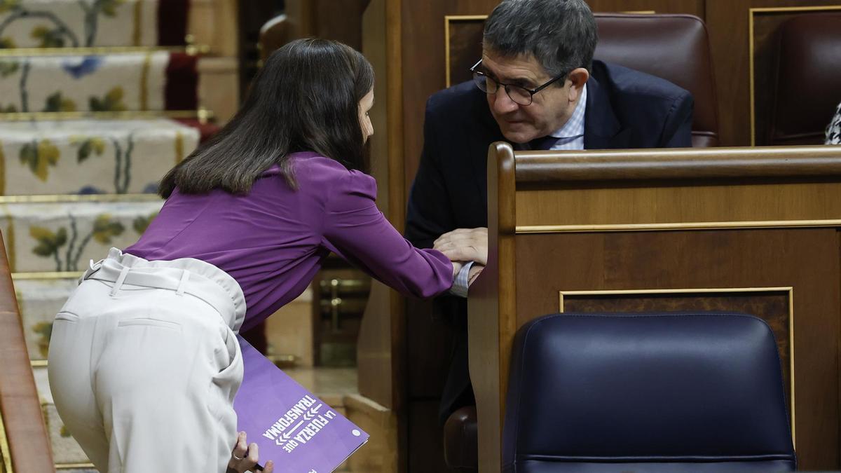 La secretaria general de Podemos, Ione Belarra, con Patxi López en el Congreso de los Diputados.