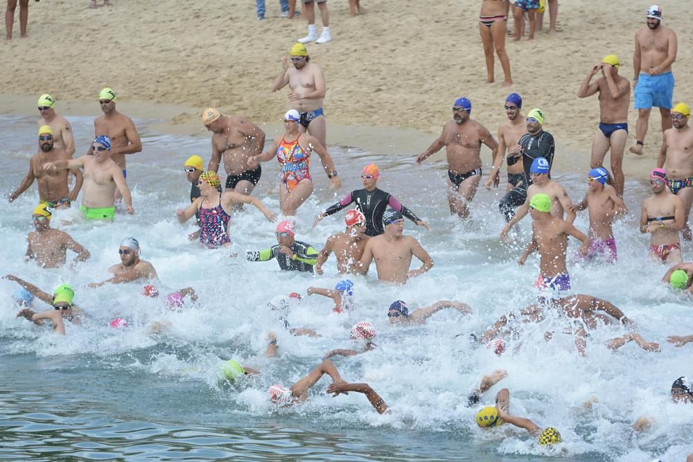 La temperatura del agua, muy fría, condicionó la prueba, en la que participaron 353 nadadores. Simón Cotelo y Aroa Silva fueron los reyes del podio.