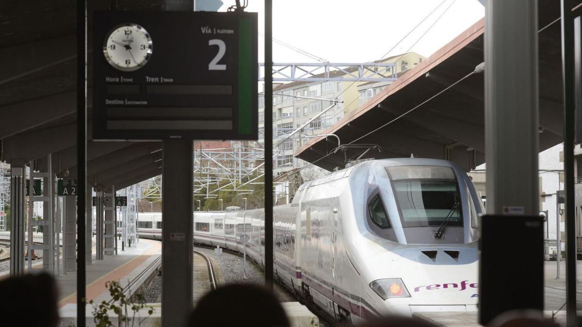 Llegada del AVE a la estación de A Gudiña, en Ourense, estos días. |   // ROSA VEIGA / EUROPA PRESS