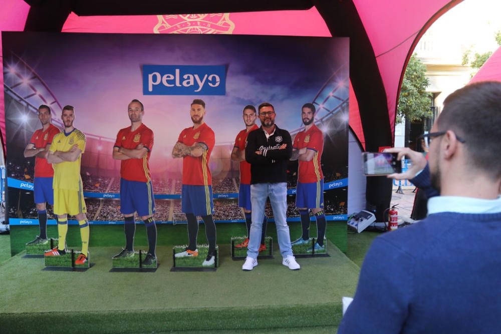 Cientos de aficionados hacen cola durante todo el jueves para fotografiarse con los trofeos de La Roja