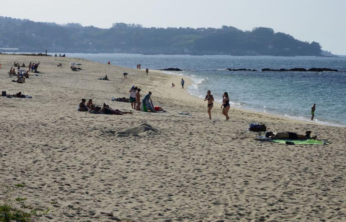 oLa playa de Portomaior, en Bueu, ya con gente disfrutando del sol.