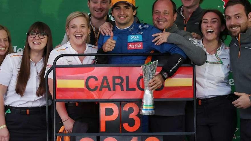 Sainz celebra su tercer puesto con miembros de McLaren. // Ricardo Moraes