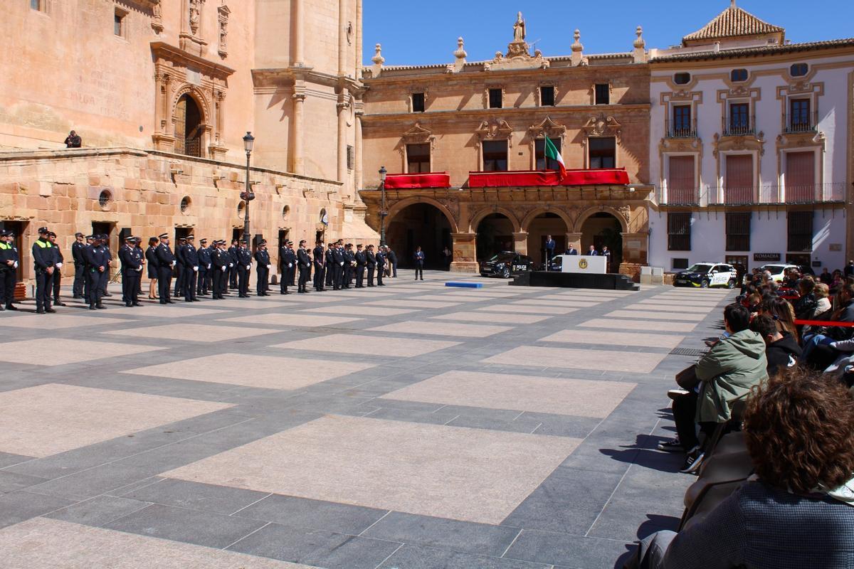 La Plaza de España se vestía de gala para el acto.
