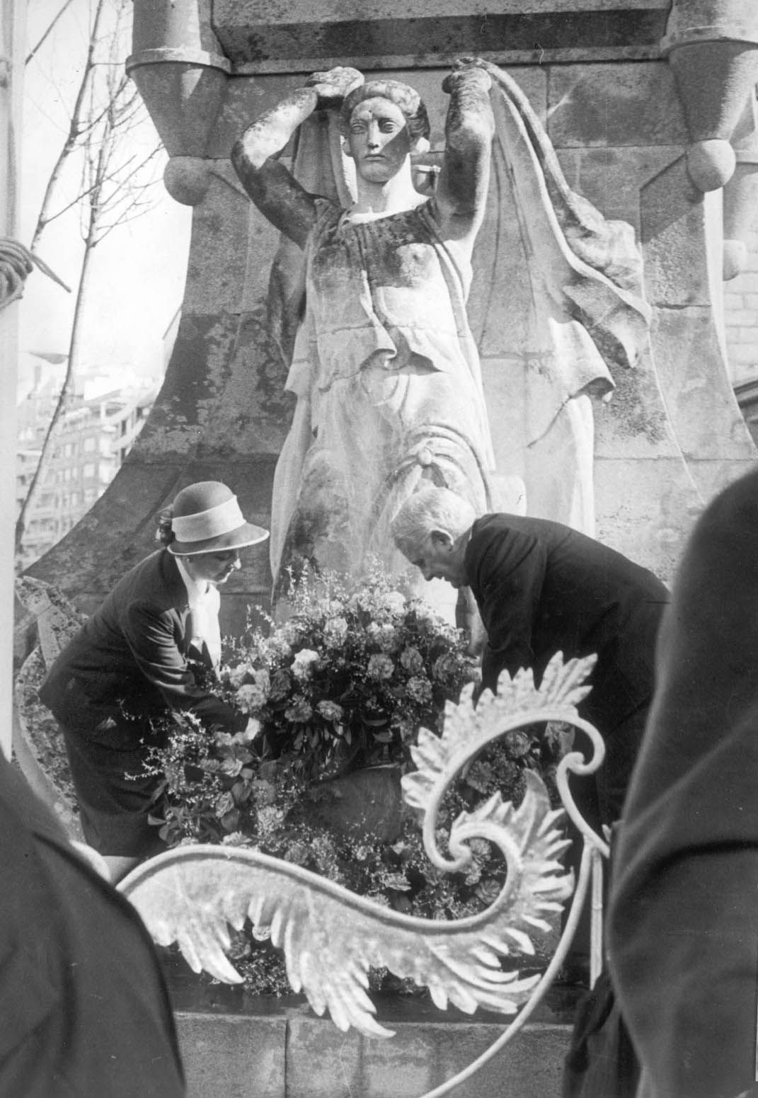 1979 Ofrenda floral ante el monumento a los héroes de la Reconquista durante los actos de la celebración de la Reconquista Magar.jpg