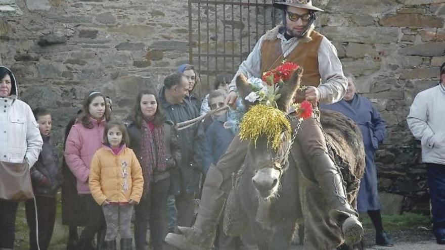 El personaje de El Pobre, junto a una niña.